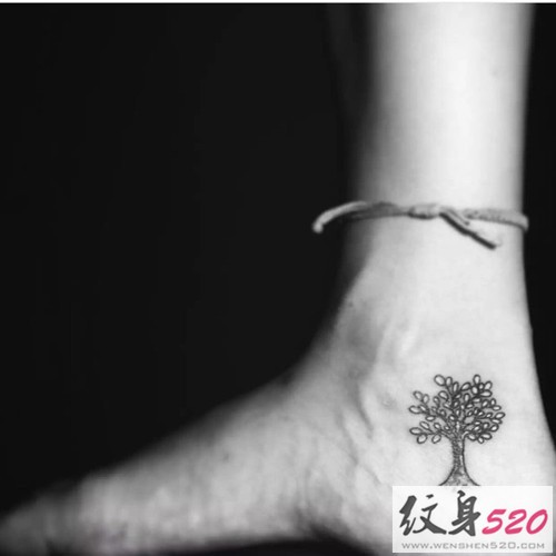 脚踝上清新的小树纹身