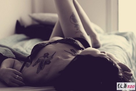 性感美女的胸部纹身写真