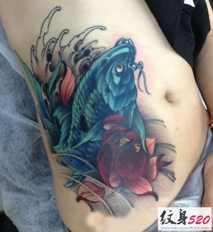 时尚个性的腰腹部鲤鱼纹身