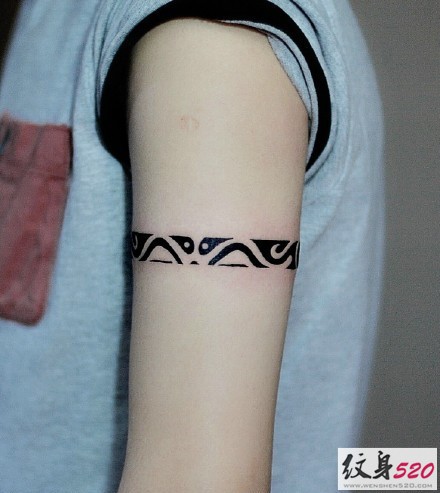 精致的男性图腾臂环纹身图案