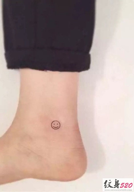 简单的小小笑脸纹身