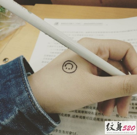 简单的小小笑脸纹身