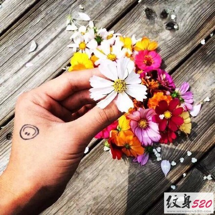 简单的小小笑脸纹身