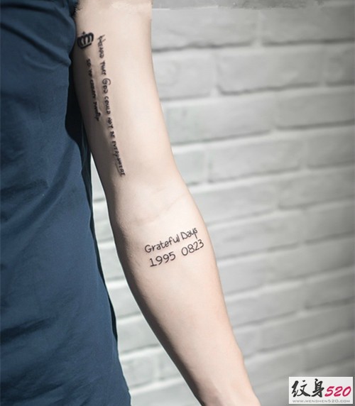 简单干净的英文字母手臂纹身