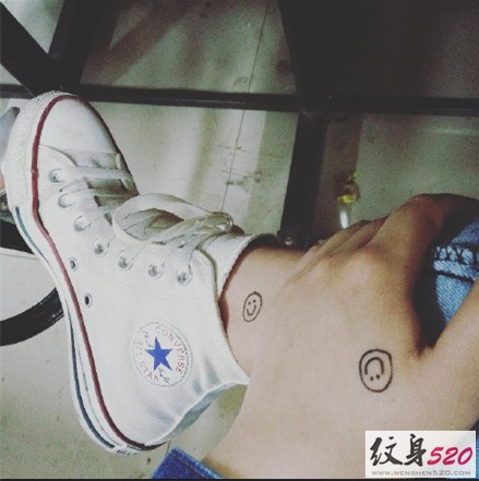 简单的小小笑脸纹身