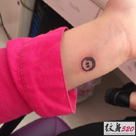 简单的小小笑脸纹身