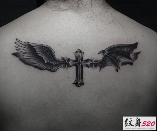 经典精致的十字羽翼纹身