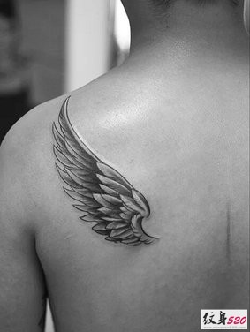 男女都爱的后背部翅膀纹身