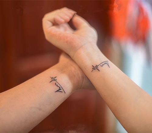 你让我怦然心动 情侣心电图纹身