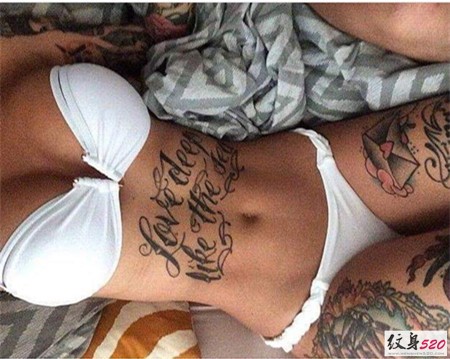 身材曼妙的纹身女郎