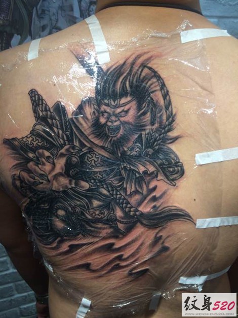 肩部个性霸气的齐天大圣孙悟空纹身图案