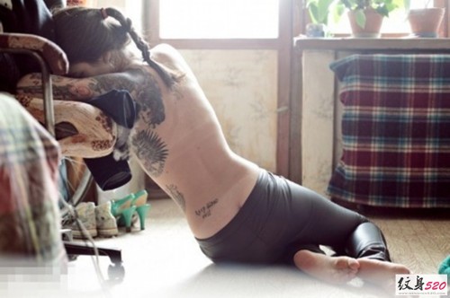 身材曼妙的纹身女郎