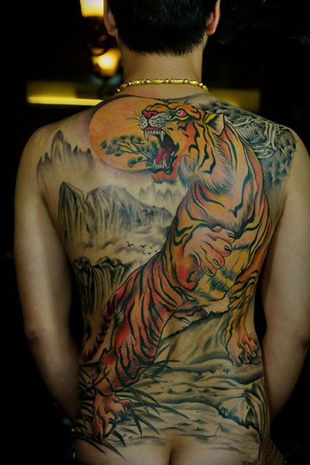 霸气凶猛的上山虎满背男