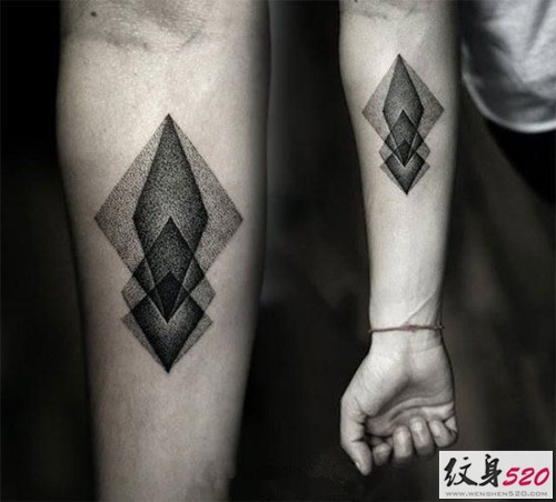 酷炫的黑灰几何手臂纹身