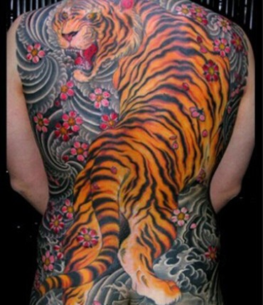 霸气凶猛的上山虎满背男