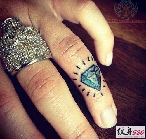 小小的迷你钻石纹身图案