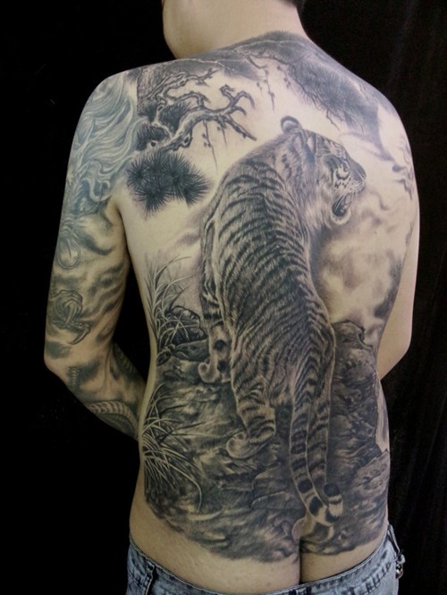 霸气凶猛的上山虎满背男