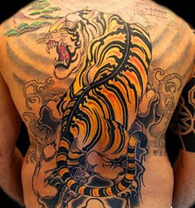 霸气凶猛的上山虎满背男