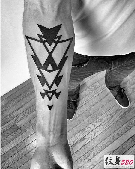 酷炫的黑灰几何手臂纹身