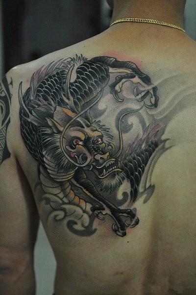 肩部传统又时尚的麒麟纹身