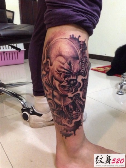 腿部小腿处的个性小丑纹身