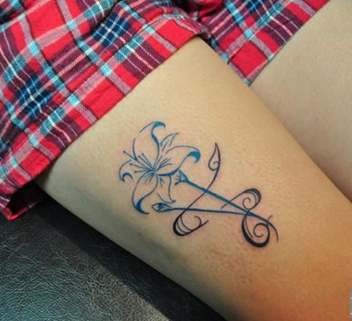 美女大腿上的花枝纹身图案欣赏