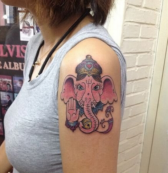 手臂彩色象神纹身图案