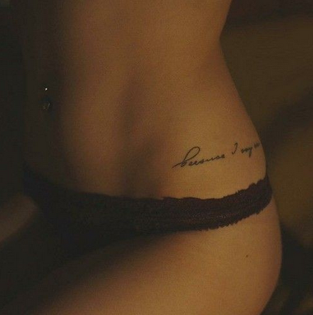 女性腰部性感的英文纹身