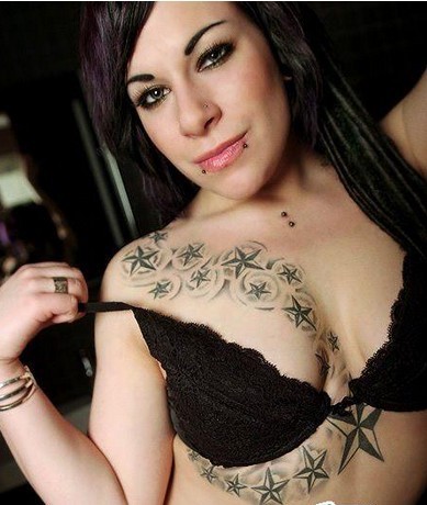 欧美女性的围胸五角星纹身图案