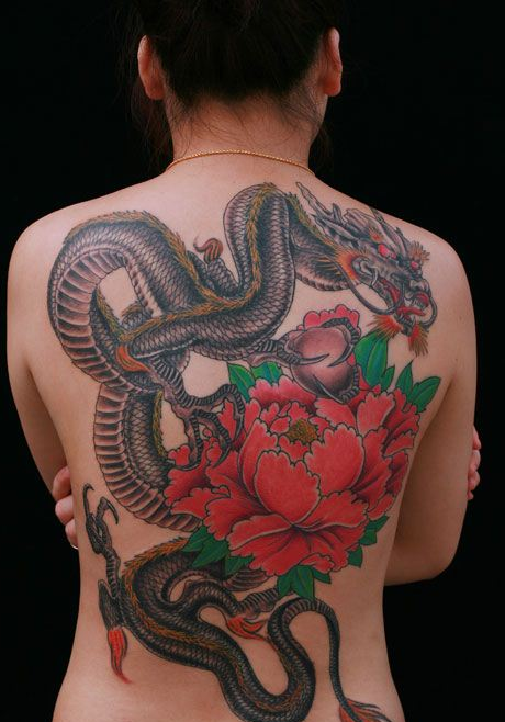 美女满背龙和牡丹纹身图案