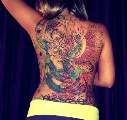 美女满背炫丽的凤凰纹身图案