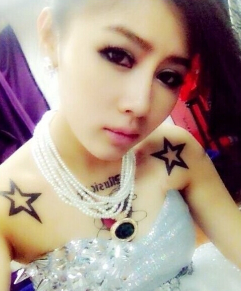 个性美女星星肩部纹身
