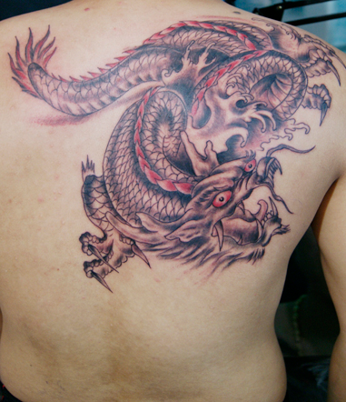 男性背部龙纹身图案