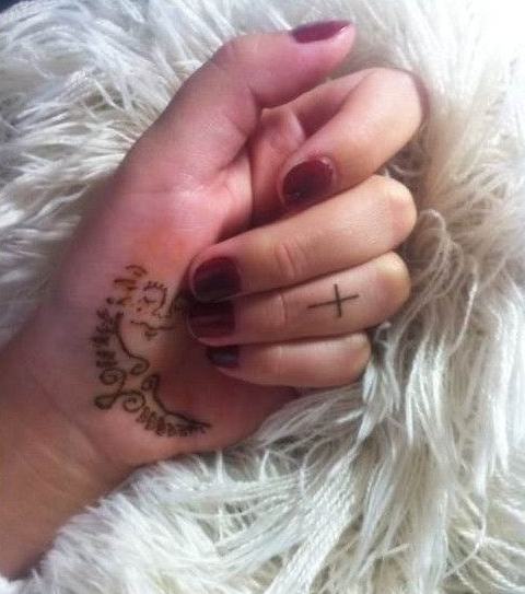 手掌上翅膀纹身图案