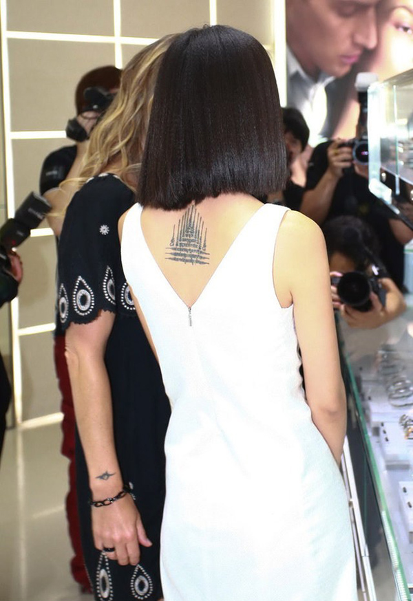 张歆艺婚后甜蜜现身秀纹身