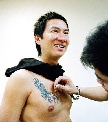 张家辉胸前雄鹰文身图案