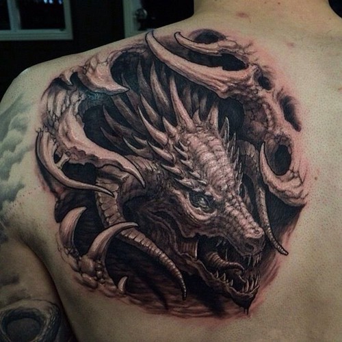 后肩背上恶龙纹身图案