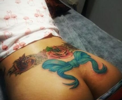 腰臀上好看的彩色蝴蝶结纹身图案