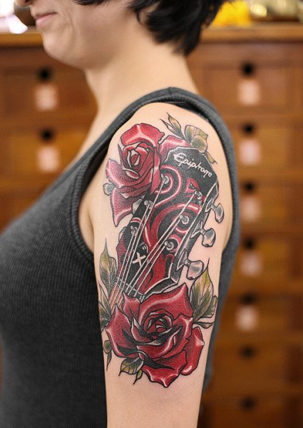 肩部超摇滚玫瑰吉他纹身图案