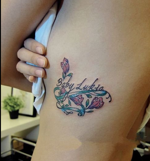 小清新玫瑰英文字腰部纹身