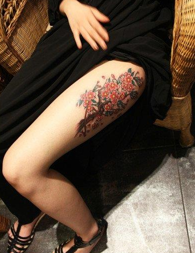 女生腿部唯美漂亮的桃花纹身图案