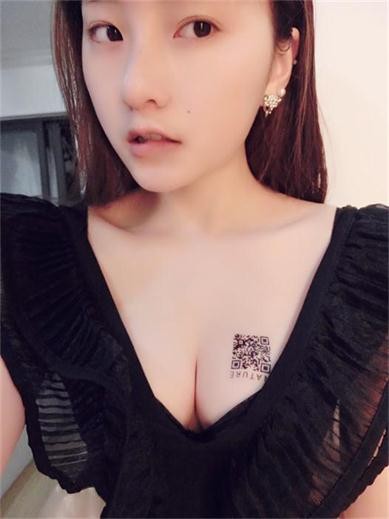 性感美女的胸部二维码纹身图案