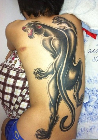 男性后背黑色的满背豹子刺青