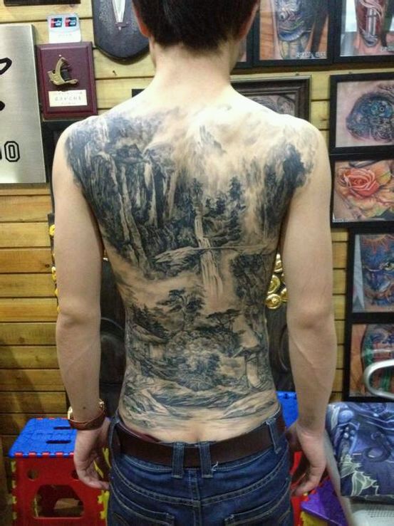 满背黑灰山水画纹身图案