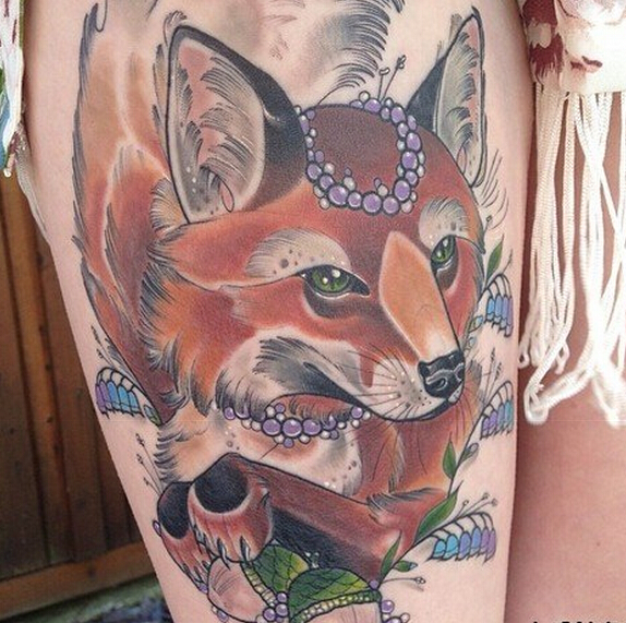 女性腿部个性汪星人纹身图案