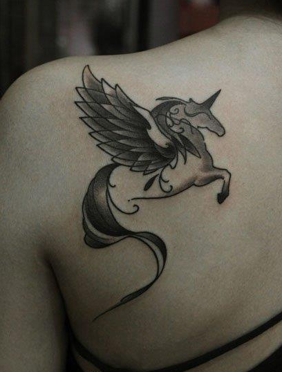 女生肩背前卫很帅的独角兽纹身图案