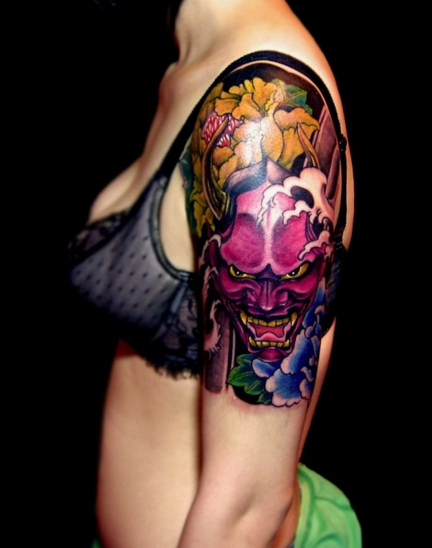 手臂上的重彩纹身图案