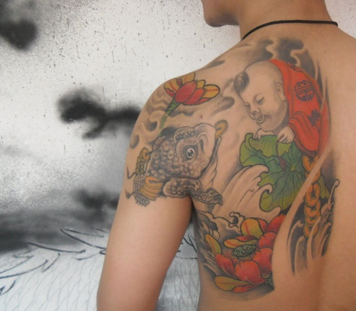 男性半甲金蟾童子纹身图案