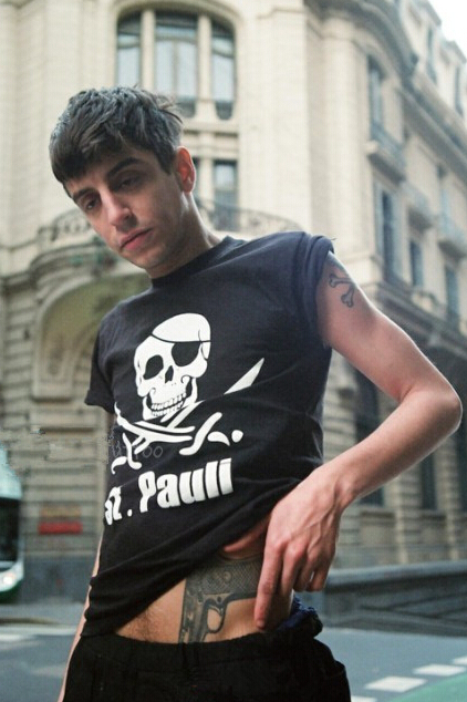 欧美男人个性时尚手枪纹身图案