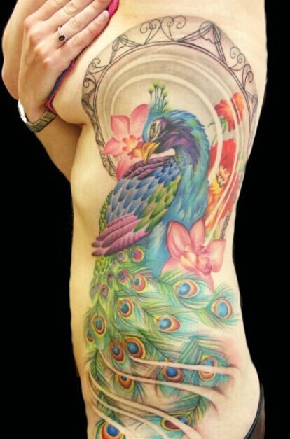 侧腰彩绘孔雀纹身图案